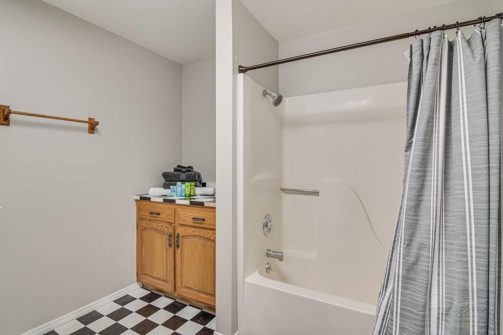 5 Mi to Branson Strip: Cozy Studio!