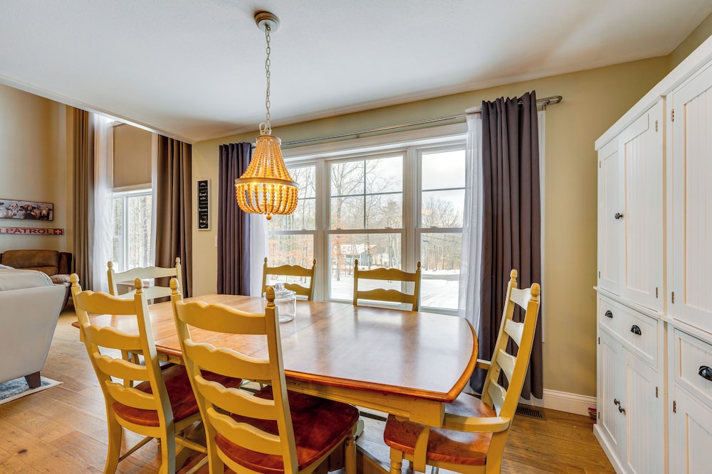 Mtn-view Gem w/ Hot Tub & Fire Pit in North Conway
