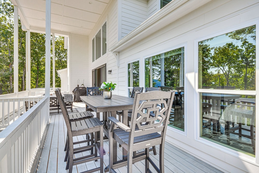 Luxe Black Mountain Manor on 15 Acres!