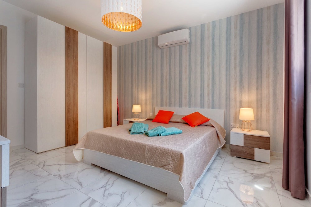 Luxury 2 Bedroom Apartment by the Sea photo 2