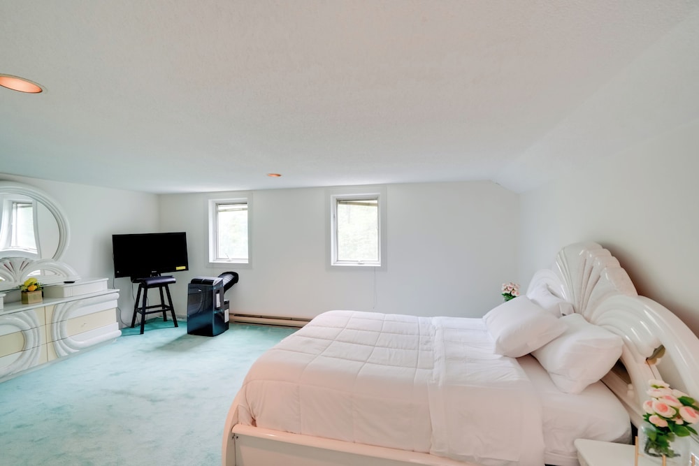 Luxury Mansion Rental w/ Rec Room in Niskayuna!