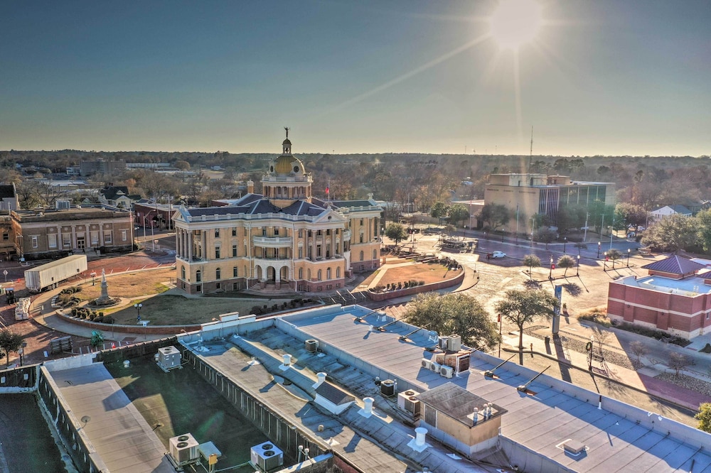 Marshall Vacations - Updated Apartment in Historic Dtwn Marshall! - Property Image 2
