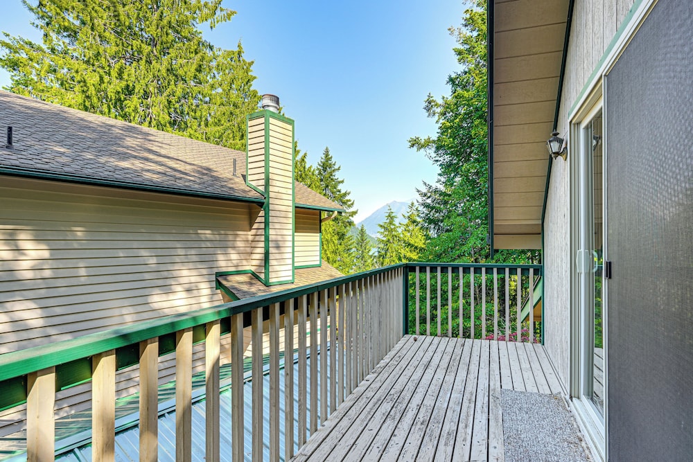 2 Mi to Lake Cushman Access: PNW Cabin Retreat!