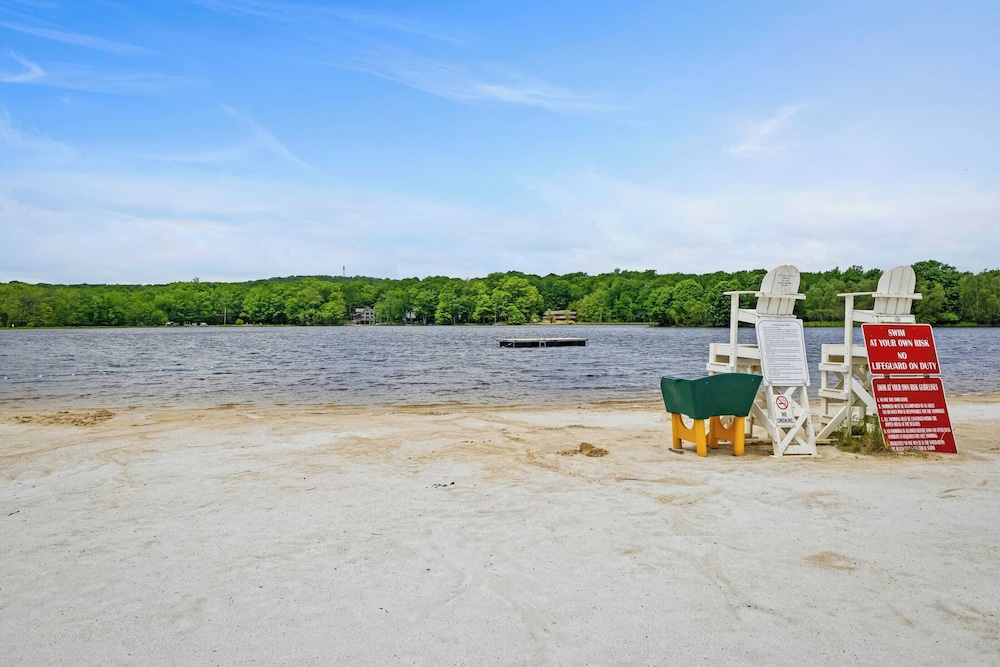 Atlas Point Lodge Sauna, Fireplaces, Kayaks, Lakes + Pet-friendly Yard