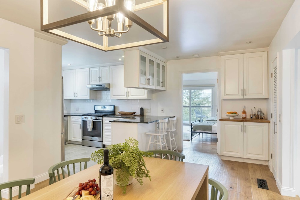 Modern Sonoma Stay w/ Spacious Deck, Views & Prime Location Bennett