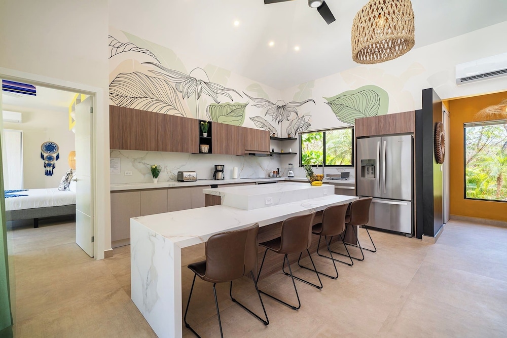 New Oasis in Gated Community With Pool Breakfast