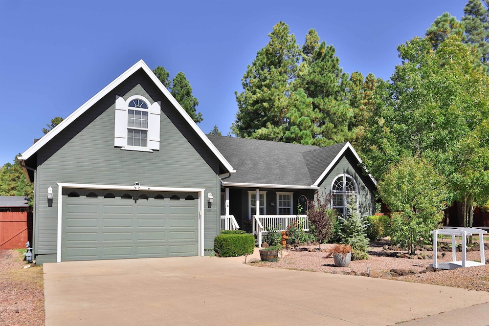 Near Trails, Lakes & Golf: Pinetop Home w/ Deck view 3