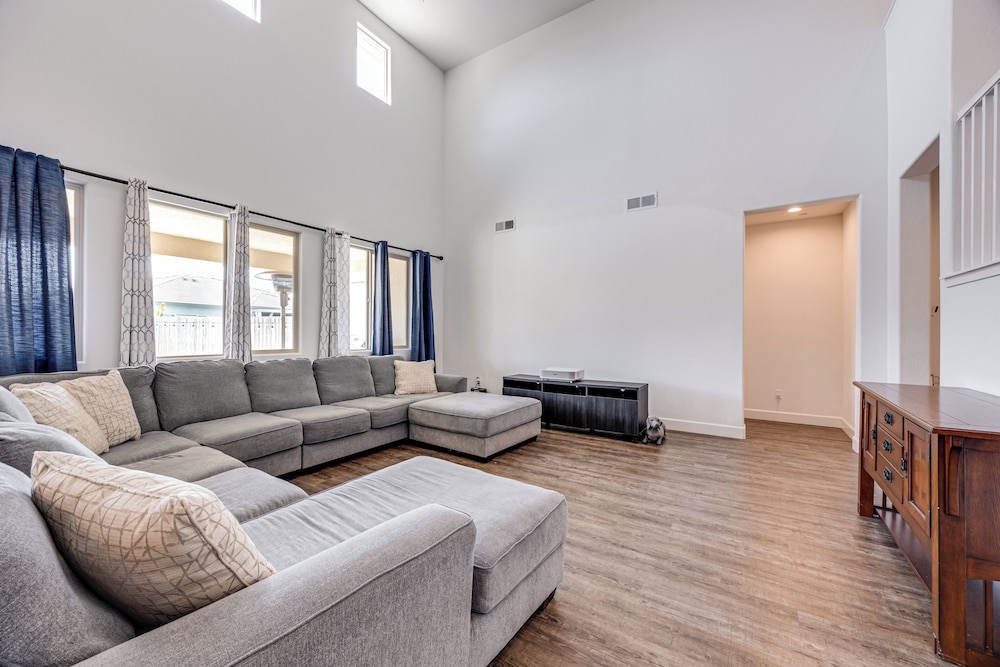 1 Mi to Golf! Spacious & Modern Home in Dinuba
