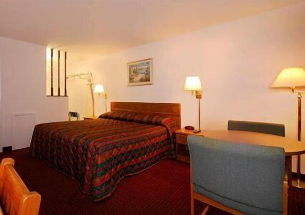 Liberal Vacations - Rodeway Inn - Property Image 12