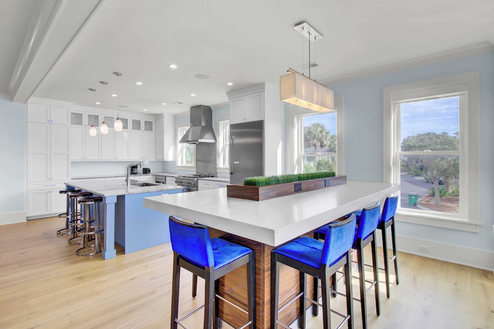 7 Beachwood East by Avantstay Steps to the Beach Ocean Views, Hot Tub, 7bdr