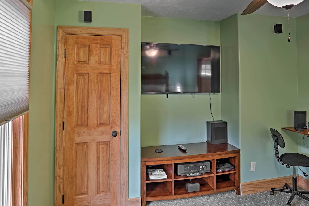 Cozy East Bernstadt Cabin w/ Porch  Fishing Lake! - Property Image 10