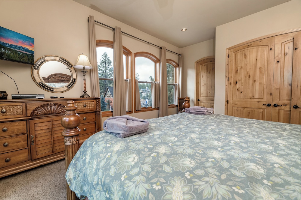 Boulder Cove Lakefront Estate