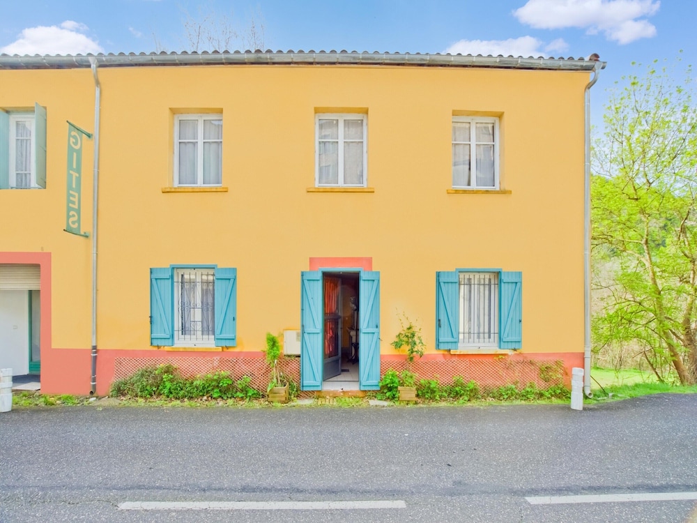 Vintage Retreat by the Vis