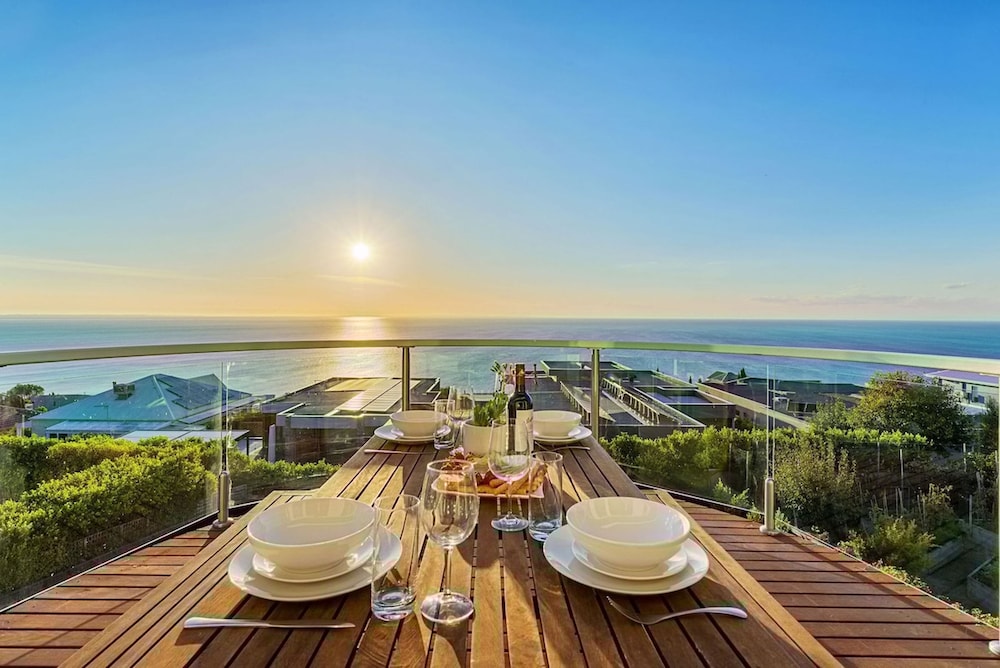 Clifftop Family Retreat With Views Pool - Image 2