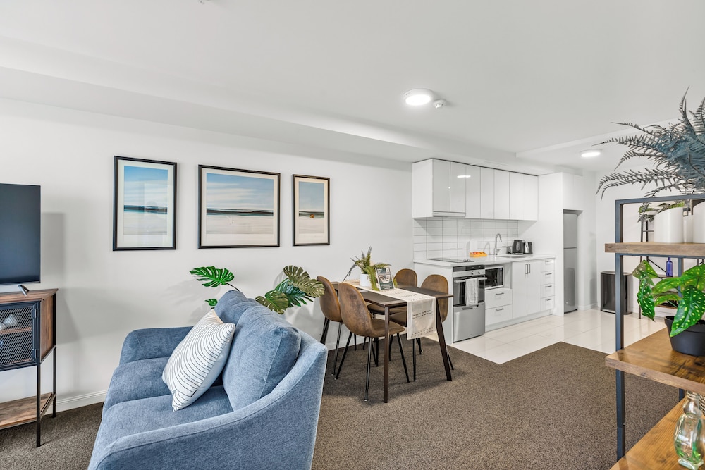 2BR Apt with Parking in Prime Spot Zodiak Stays