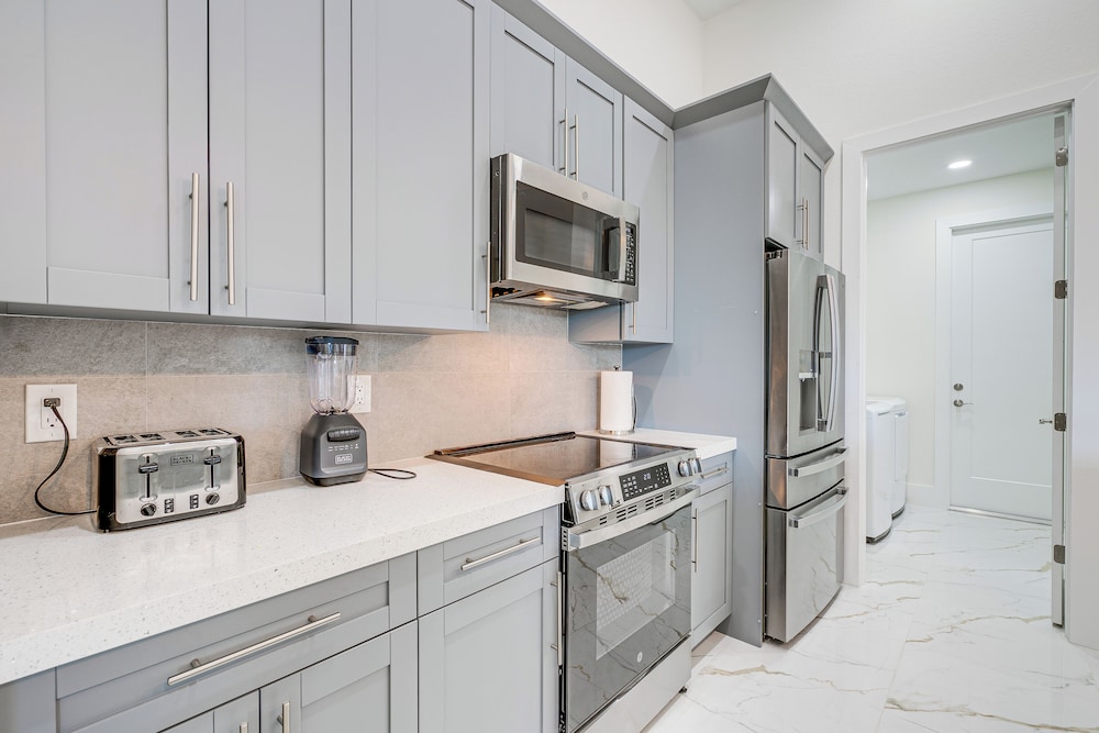 7 Mi to Dtwn Cape Coral: Home w/ Pool & Spa!