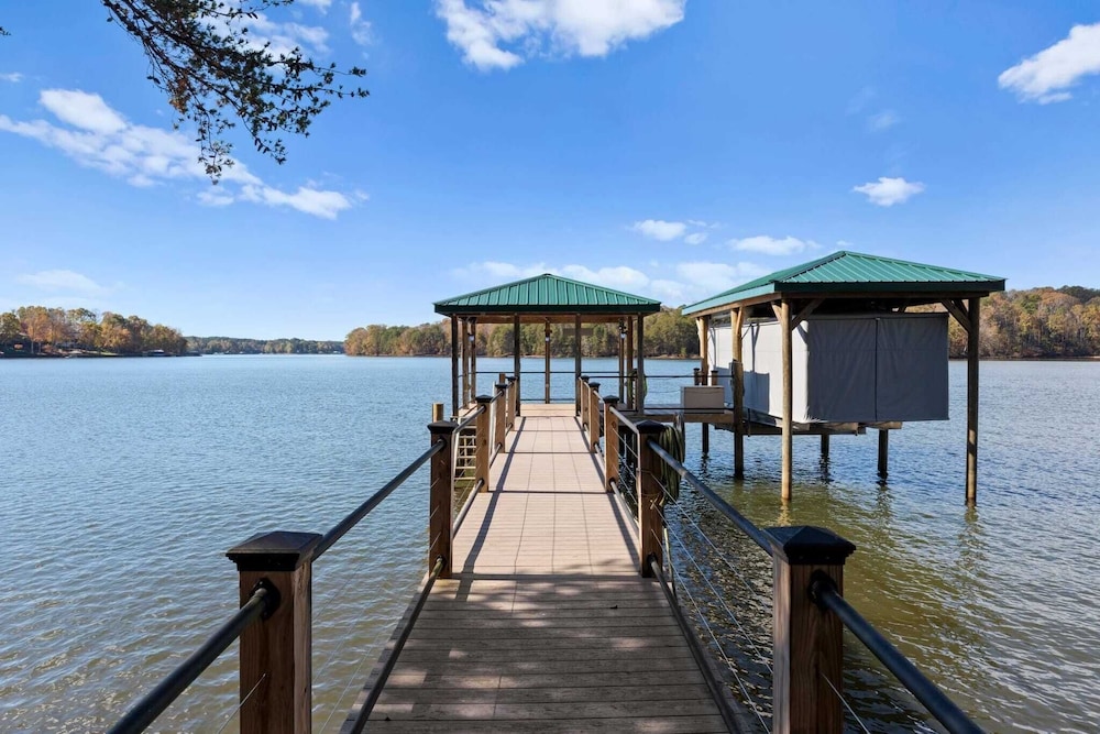 Sunset Pointe by Avantstay Waterfront, Beach, Fire Pit Sleeps 14 5bdr 4BA