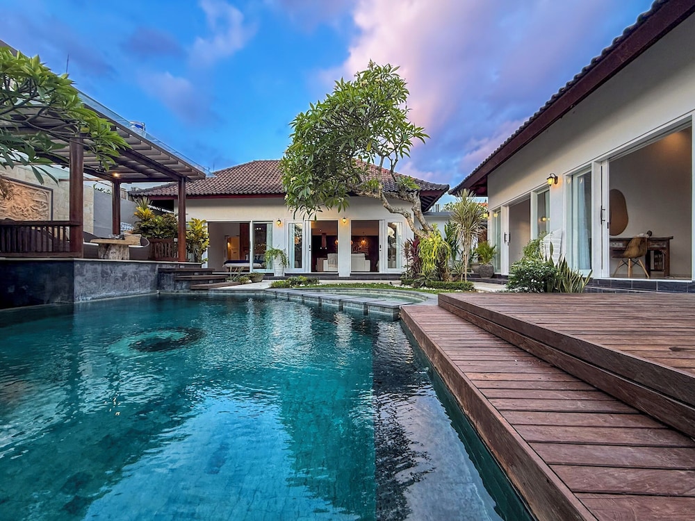 Villa St Calyx by DVH Luxe Retreats 3BR