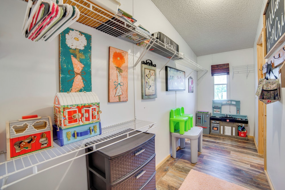 Families Welcome! Home w/ Playground in Kingston