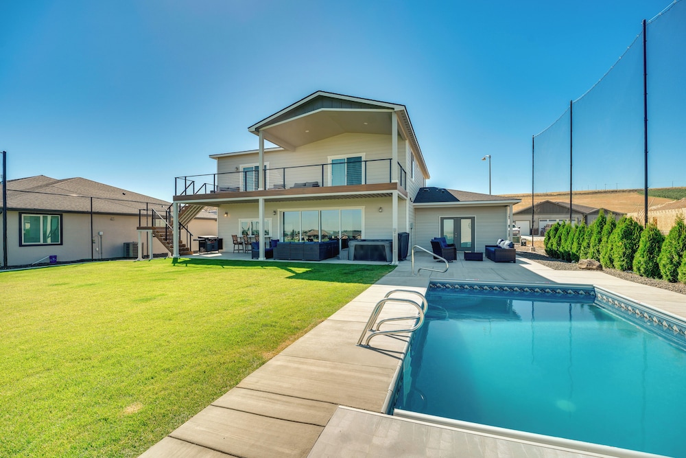 Moses Lake Vacations - Potholes State Park Getaway w/ Private Hot Tub! - Property Image 1