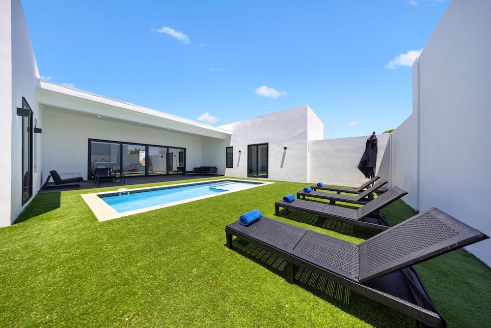 Brand NEW Villa Central Location Private Pool