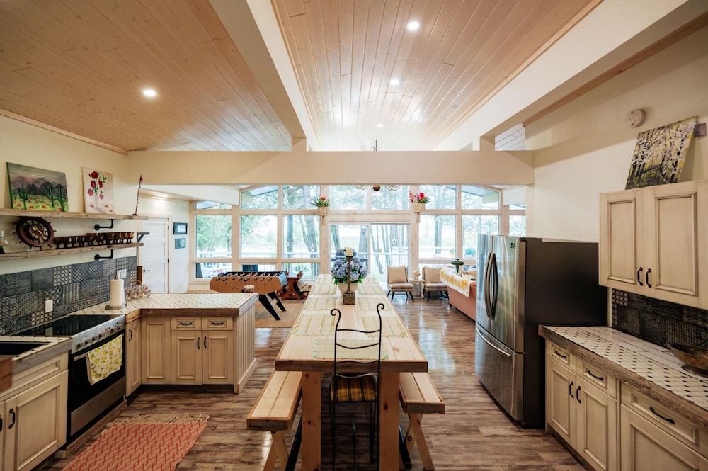 Bright Spacious Chalet on Lake Huron - Private