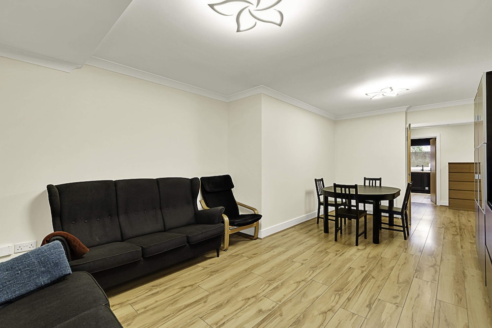 Charming Centrally Located Wimbledon Flat