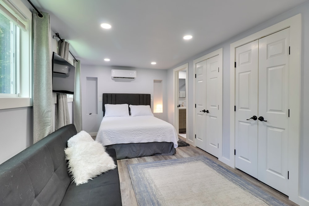 1 Mi to Dtwn: Renovated Retreat in Georgetown!
