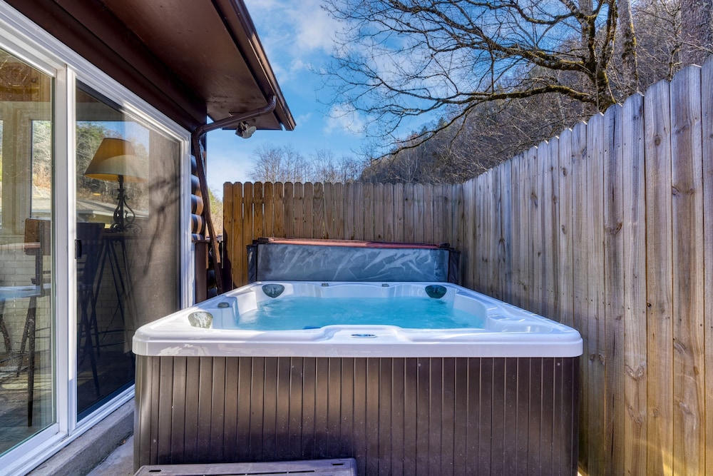 Creekside Haven Gatlinburg Escape by a Bubbling Creek Near Top Attractions