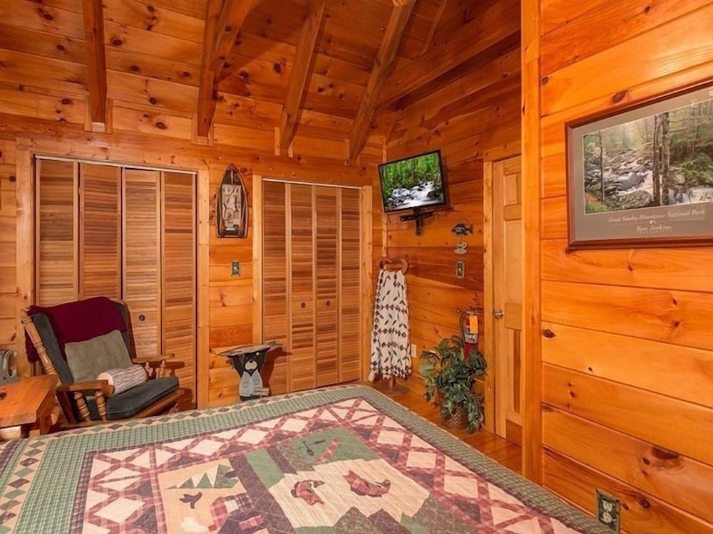 Forest Fling 2 Bedroom Cabin by RedAwning