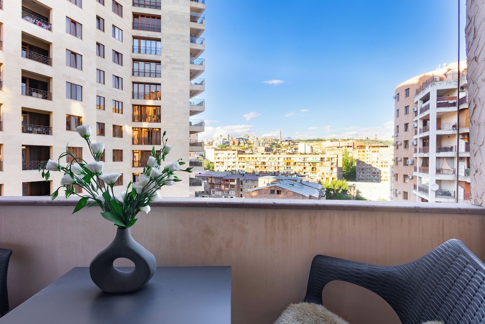 Apartment by Luxe Group DI8210