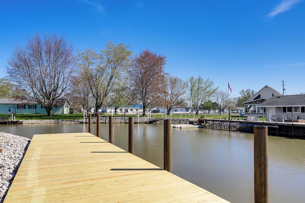 Waterfront Port Clinton Cottage w/ Fire Pit!