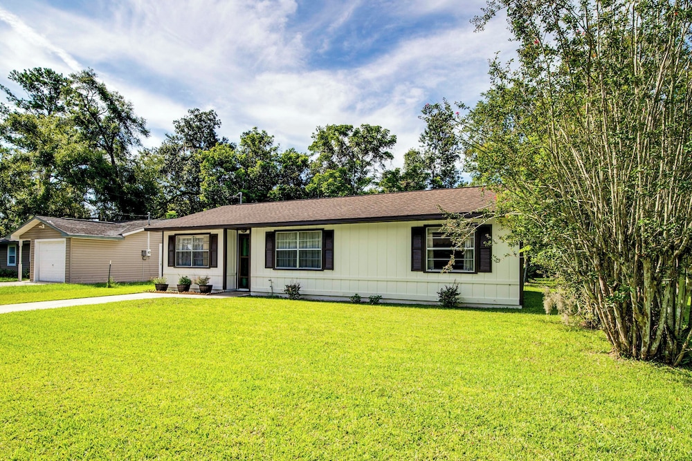 Explore Weeki Wachee Springs: Pet-friendly Home