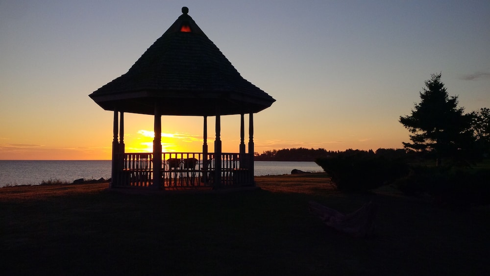Amherst Shore Country Inn