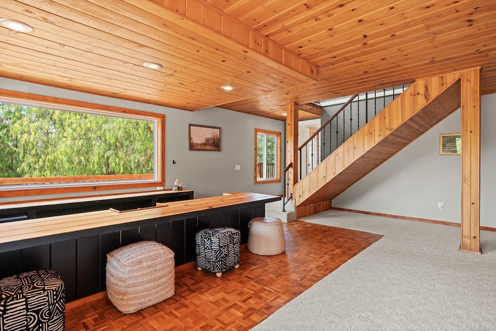 Mountain View Family Retreat w Game Room Scenic Decks