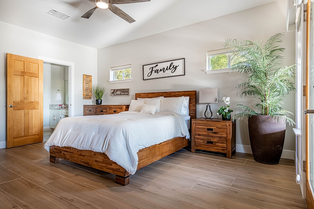 Lavish Lake Getaway - Image 3