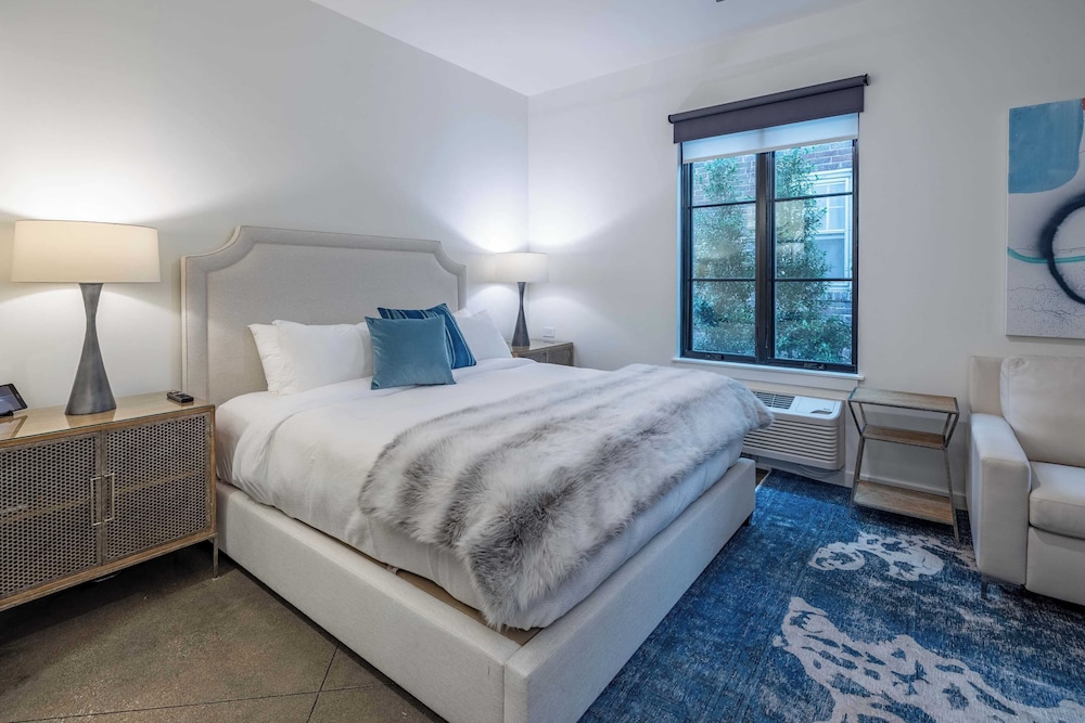 121 Hotel Floor 1 & 2 by Avantstay Sleeps 34, 10 Units in Nashville
