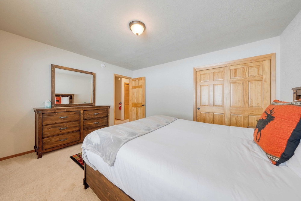 Cabin Retreat w/ Hot Tub & Fireplace - Near Northstar and Downtown Truckee