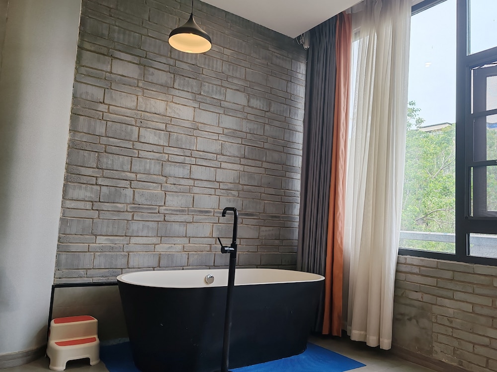 Qichi Waterfront B&B Hotel