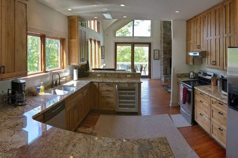 Spectacular 4BR Mountain Home Sleeps 12