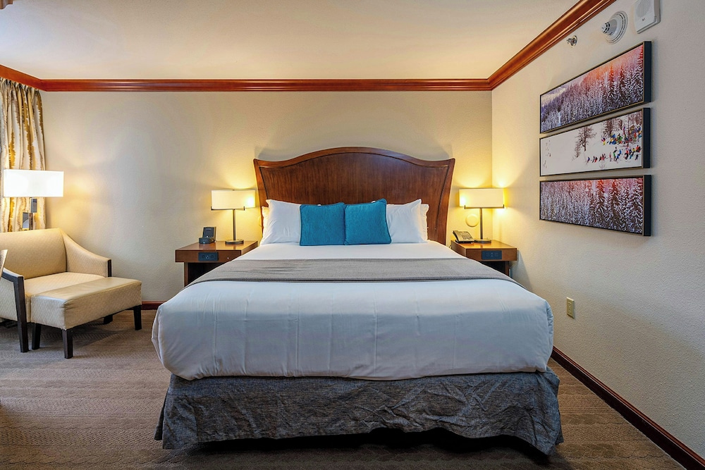 2BR Condo w/ Pool Access, Hot Tub, & ski In/out