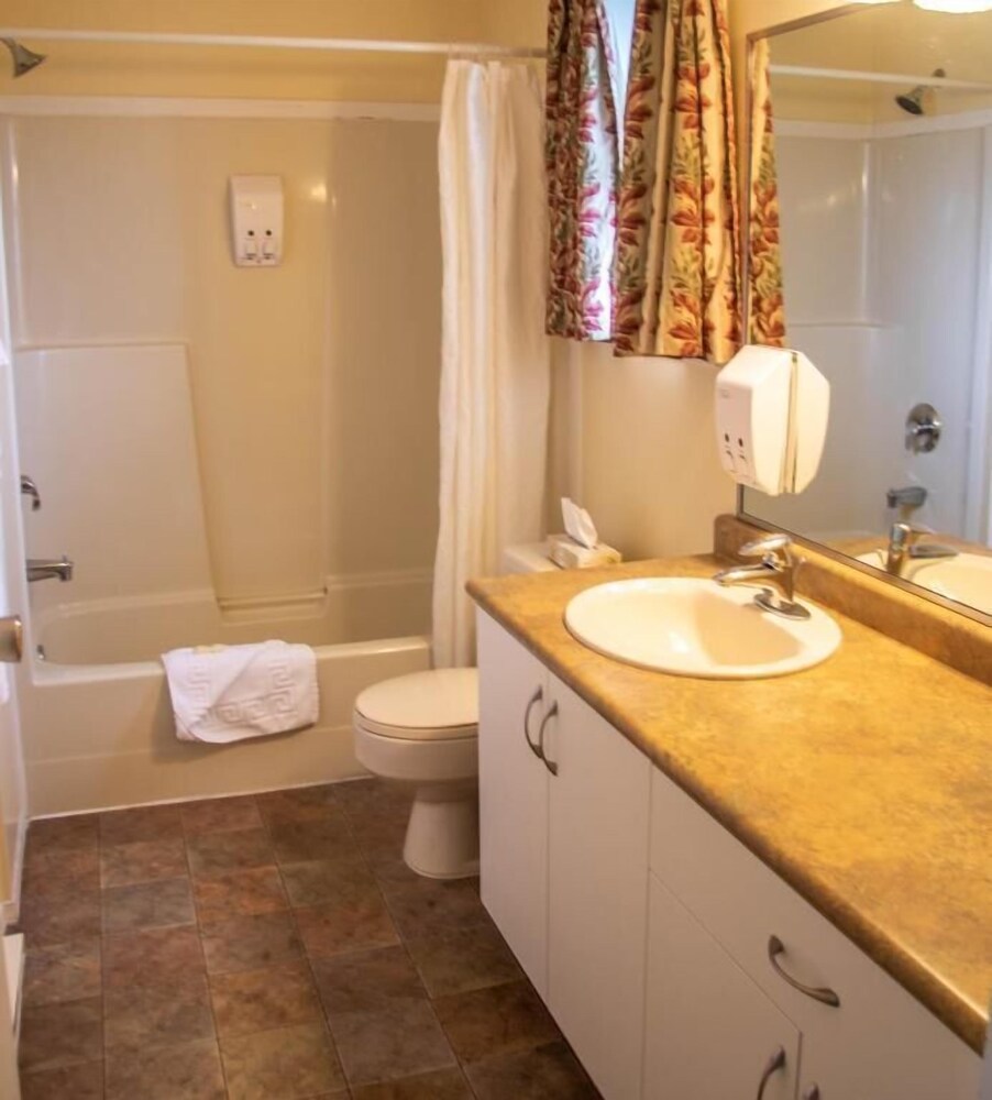 The Cedarwood Inn & Suites