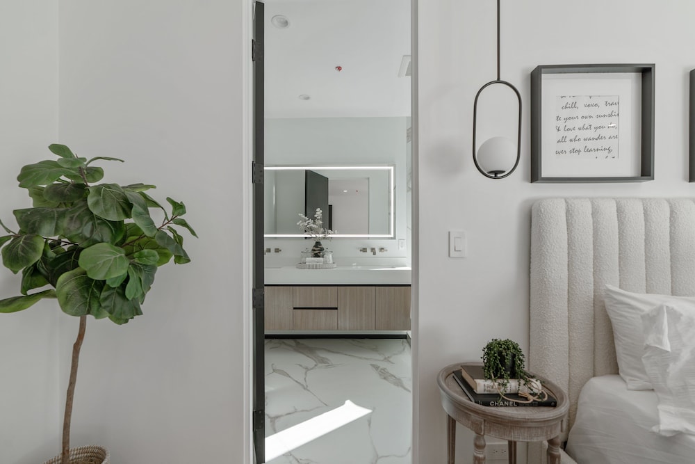 Noble Modern - Urban Sanctuary in Sherman Oaks With Poolside and Patio