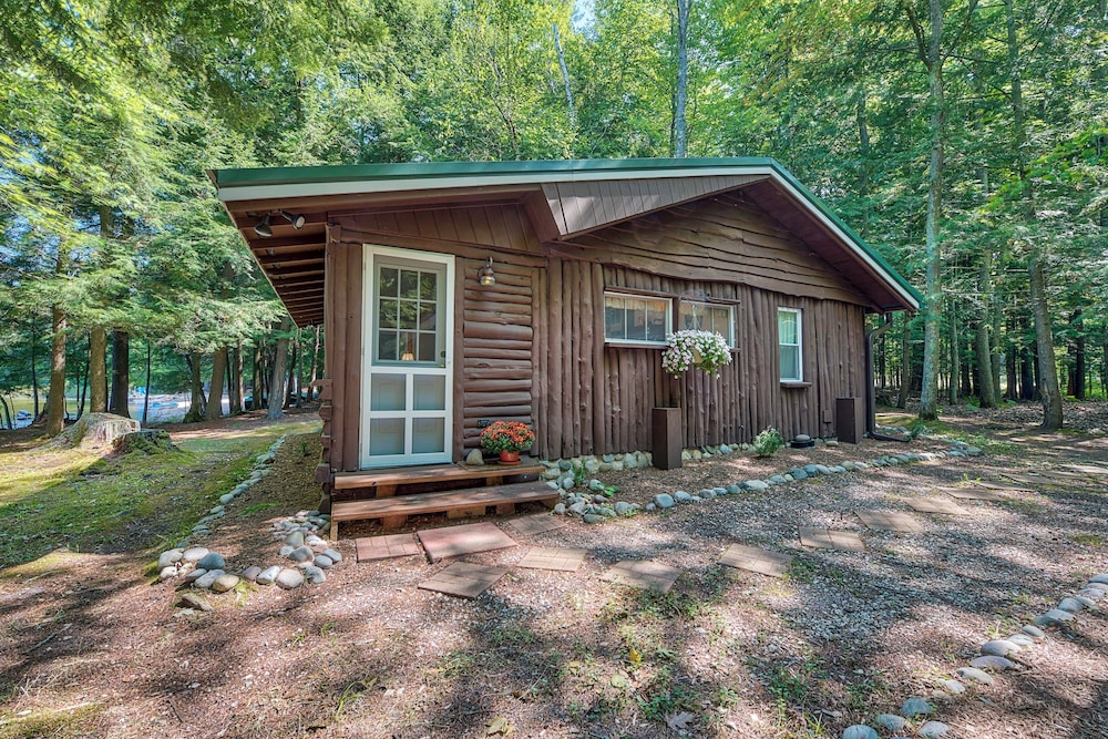 Steps to Lakefront: Dog-friendly Cabin in Levering