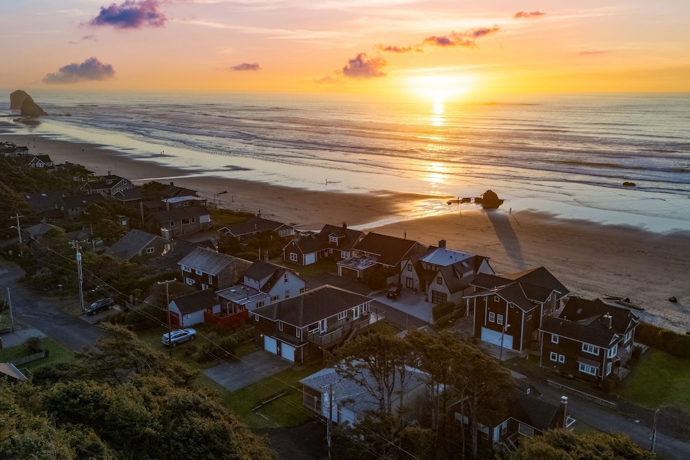 Pacific Breeze Ocean Views Steps to Cannon Beach Airy Coastal Retreat