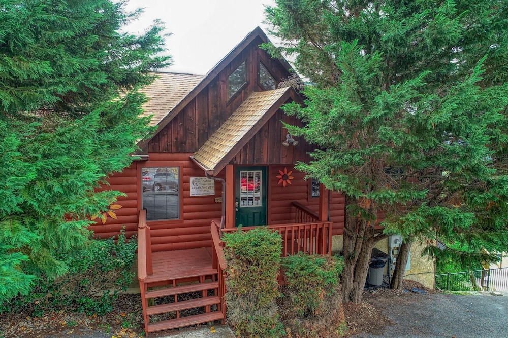 An Amazing View - 4 Bedrooms, 3.5 Baths, Sleeps 10 Cabin by RedAwning