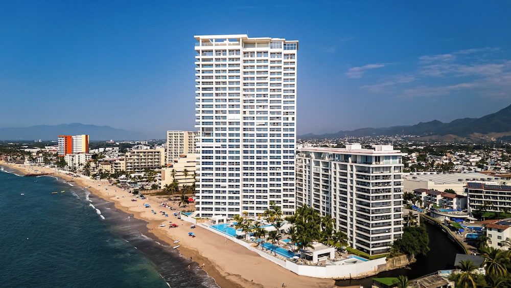 Oceanfront 1BR with Balcony & Pool