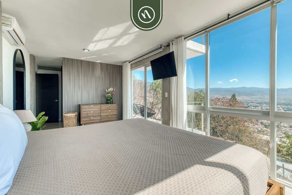 3 BR Condo - Panoramic Views - 5 Min to Downtown