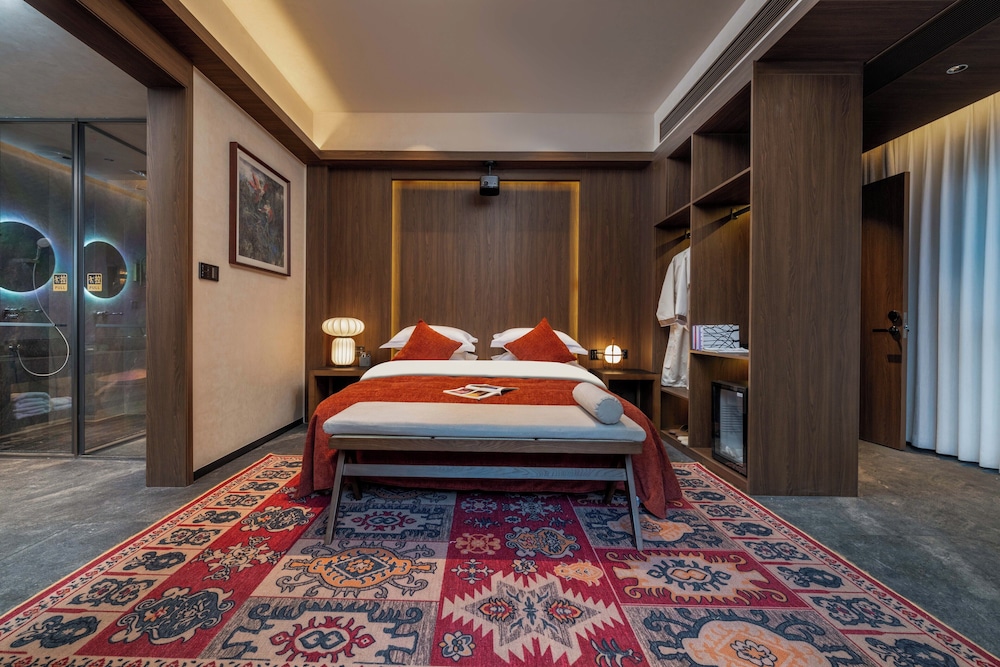 Fenghuang Yiquan River View B&B