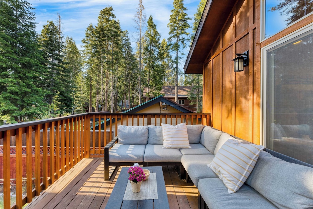 Washoe Chalet by Avantstay Game Room, Hot Tub, Putting Green & Fire Pit